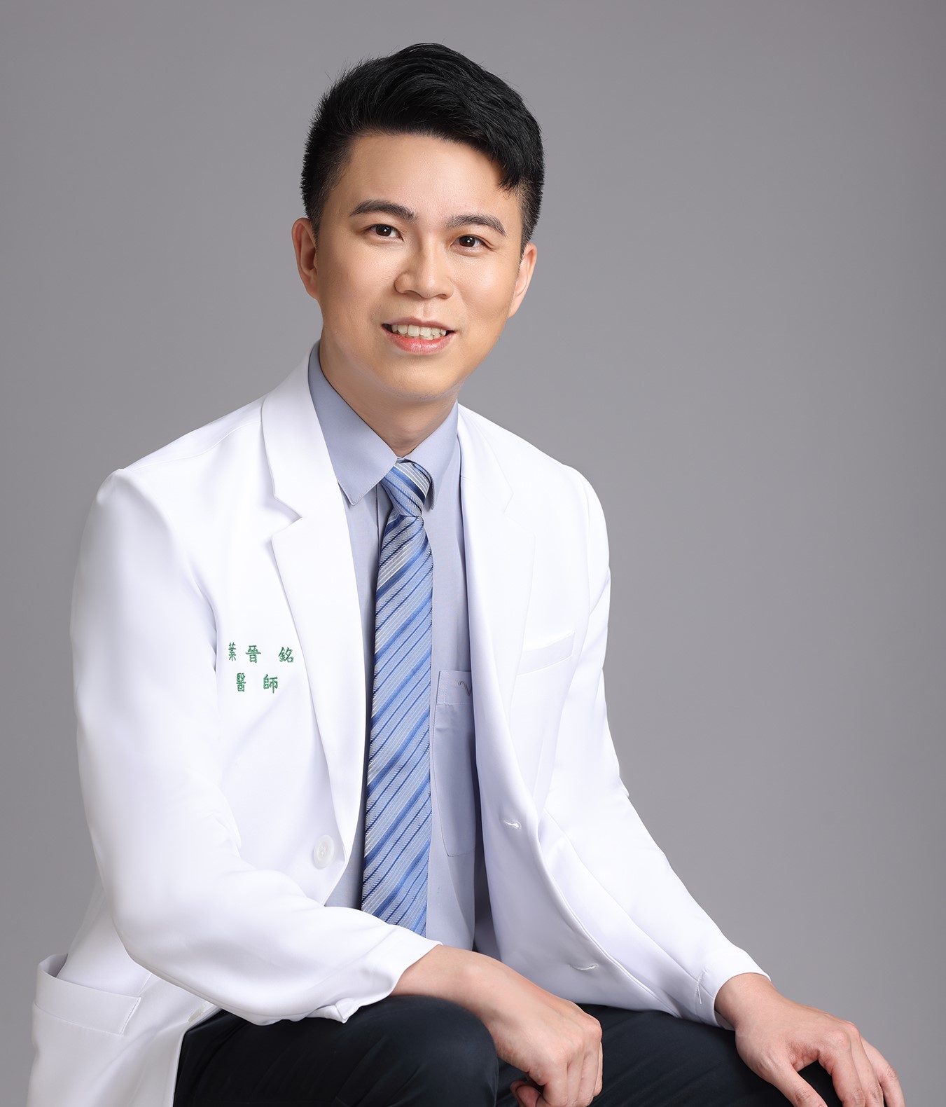 葉晉銘醫師身著白袍的肖像照