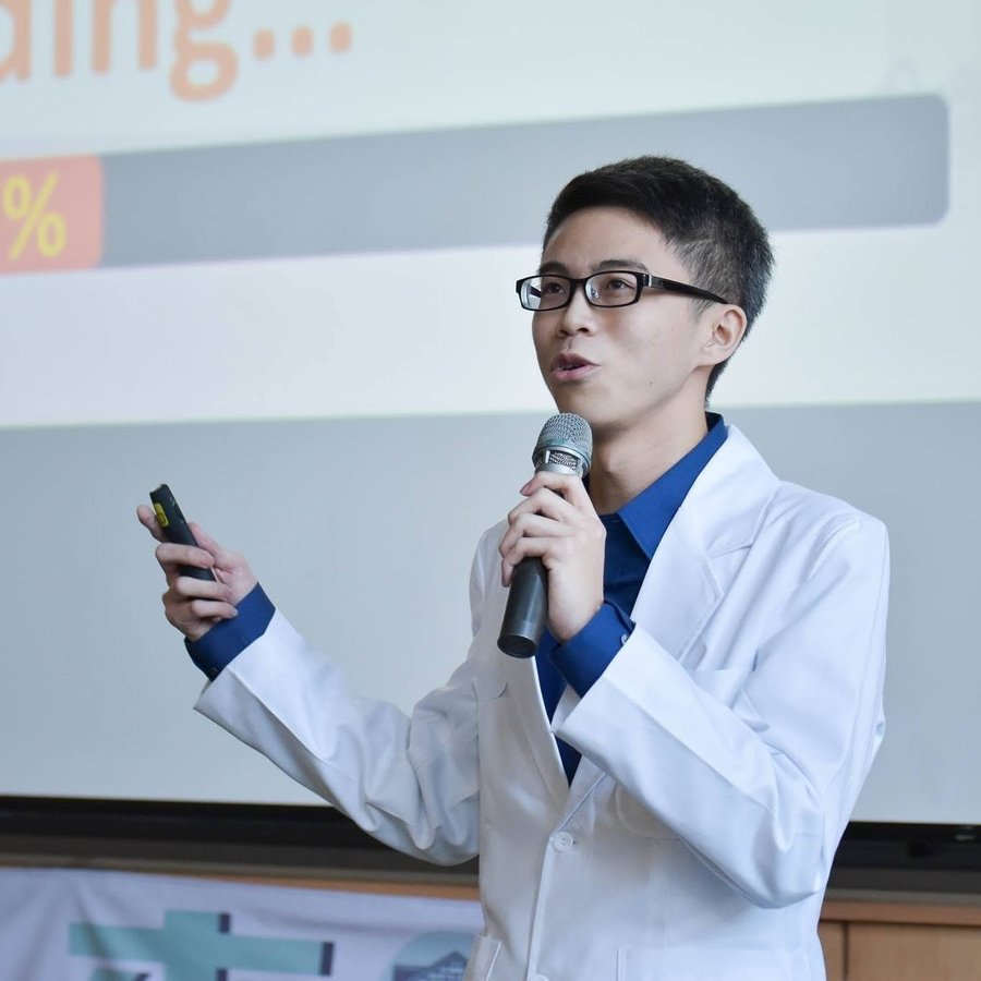 葉晉銘醫師於演講現場手持麥克風講解
